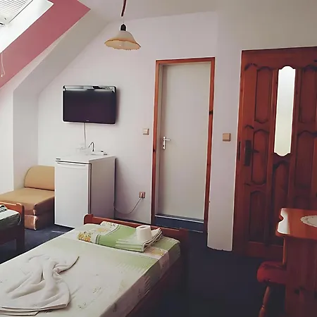 Flora Πανσιόν 3*