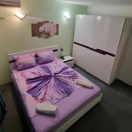 Flora Πανσιόν 3*